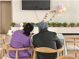 當(dāng)你老到忘了世界，我該拿什么來(lái)愛(ài)你