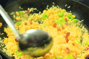 然后加入炒好的食材混合均勻，炒熟即可。出鍋前加少許黑胡椒、鹽和蔥花就可以啦?。?！