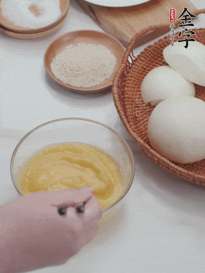 2個(gè)雞蛋加入1小勺鹽、1/2小勺胡椒粉打散。