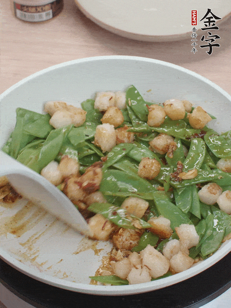 下甜豆莢、鮮貝輕輕翻炒均勻。
