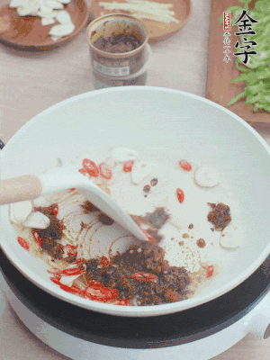 熱鍋涼油，姜蒜、辣椒、金字火腿xo醬炒香。