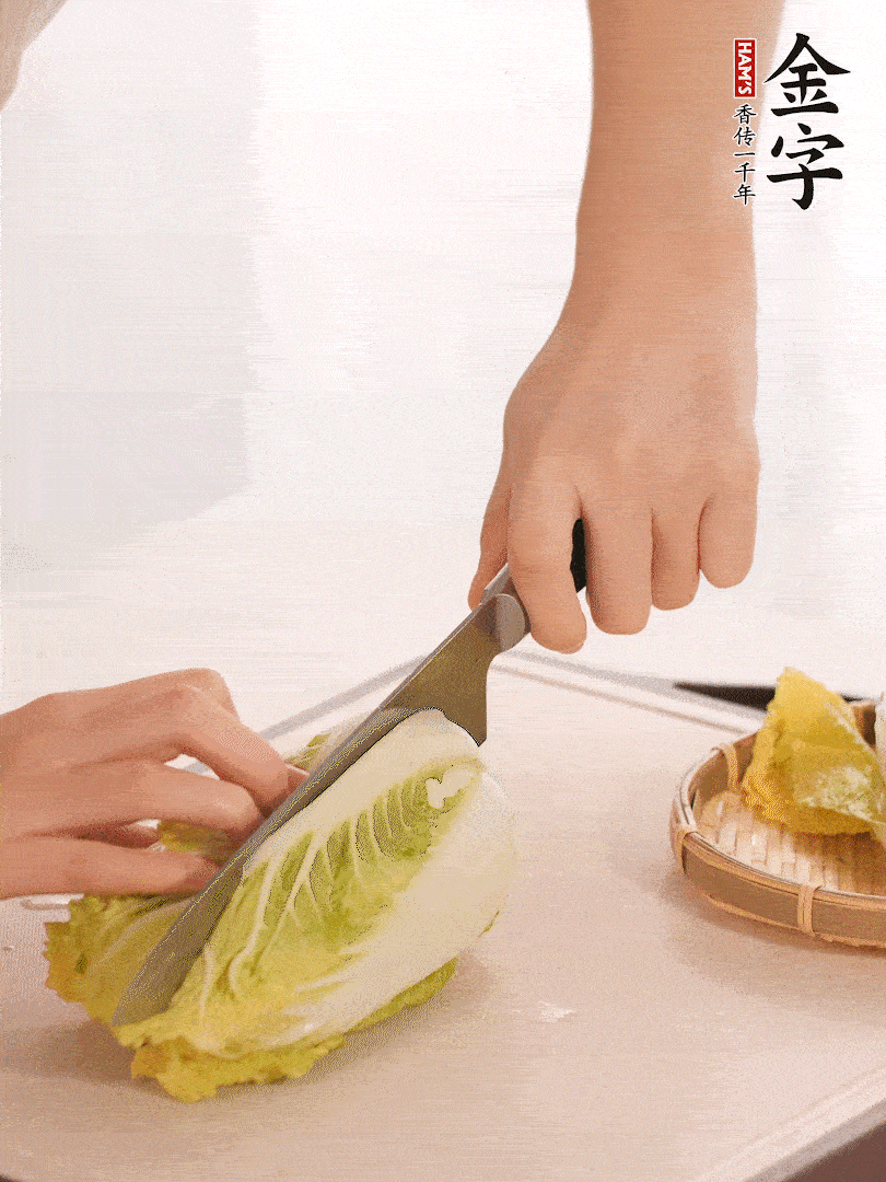 生姜切末，白菜改刀成成塊。