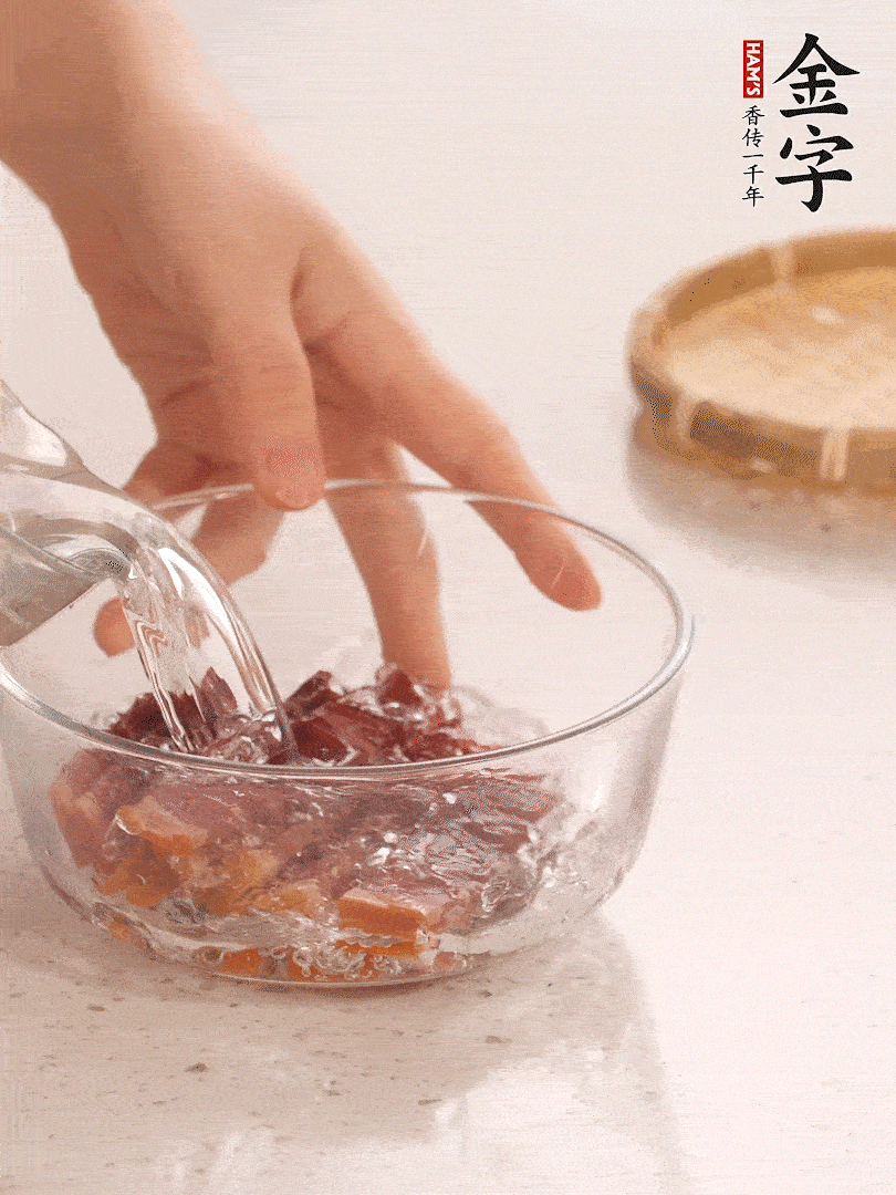 金字火腿切片，溫水泡5分鐘。