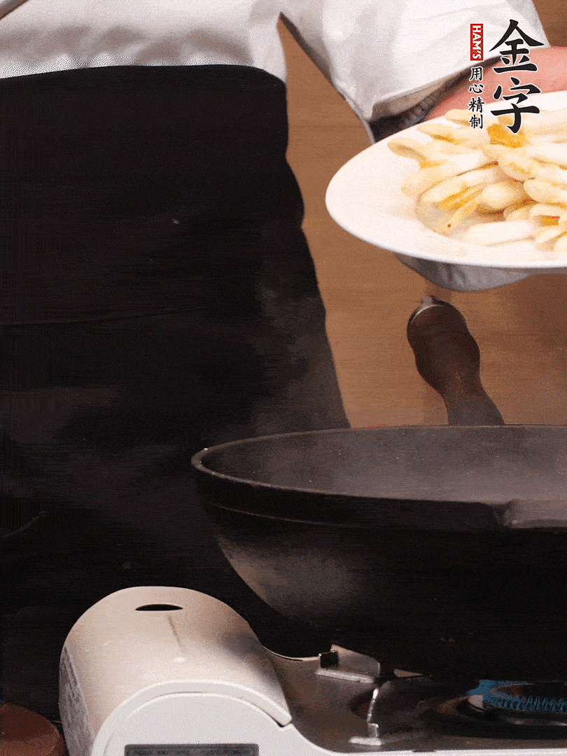 鍋中少許油，下花生芽