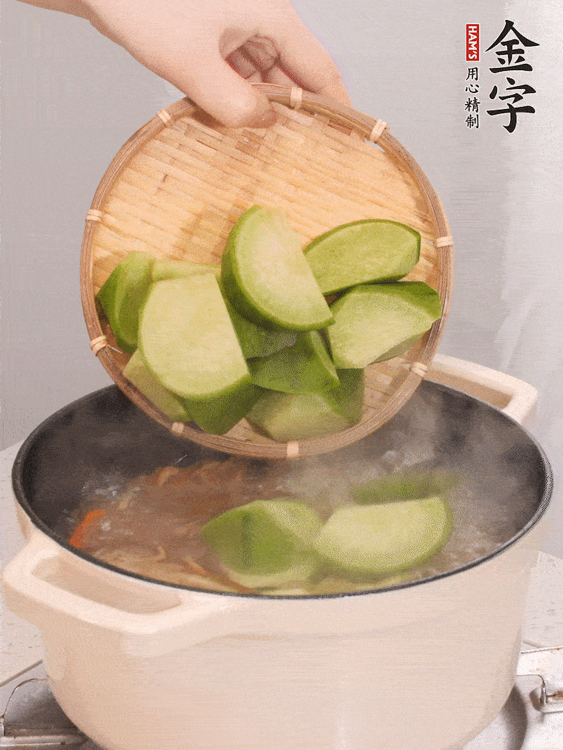 加入青、紅蘿卜再煲半小時。