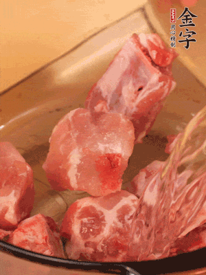 排骨冷水下鍋，加料酒、姜片，煮開綽水